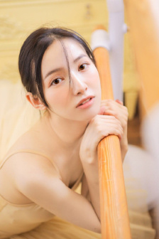双人床上互动图片